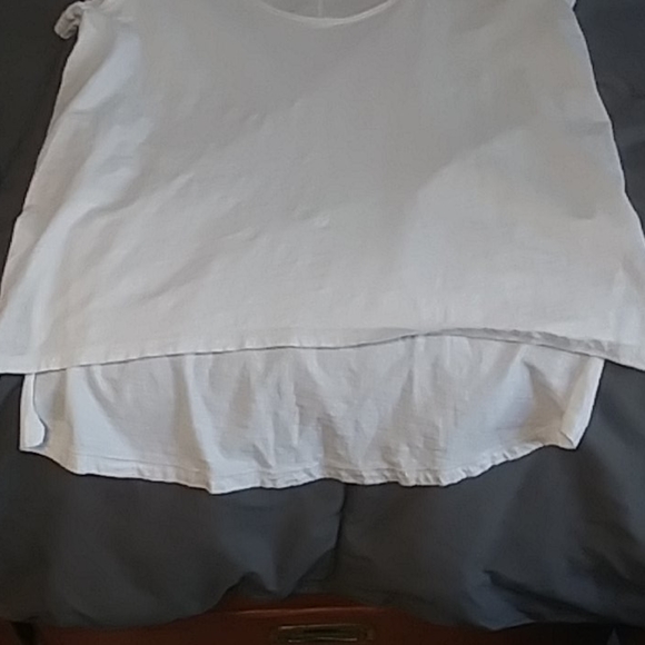Plain white t-shirt. - Picture 4 of 4